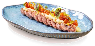 Linguiça artesanal, abacaxi e queijo provolone, como servido na casa